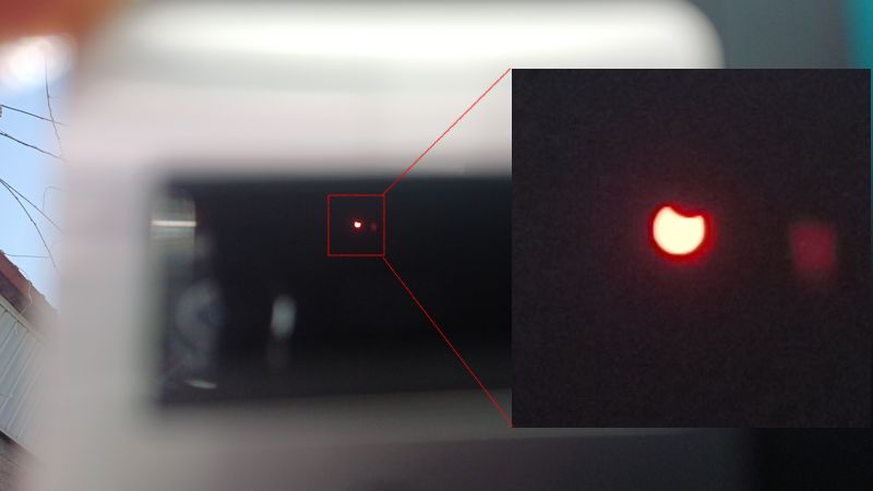 l'éclipse partielle de soleil vue à travers une disquette, avec un agrandissement